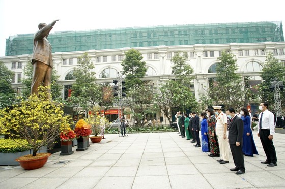 Lãnh đạo TPHCM dâng hương, dâng hoa tưởng niệm các anh hùng liệt sĩ nhân dịp Tết Tân Sửu  ảnh 5