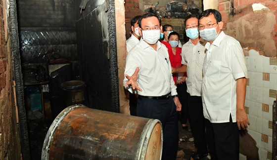 Đồng chí Nguyễn Văn Nên thăm, động viên gia đình nạn nhân vụ cháy nhà ở quận 11 ảnh 1