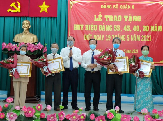 Trao Huy hiệu Đảng cho đảng viên cao tuổi Đảng ảnh 8