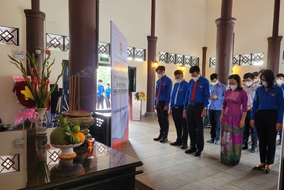 Tuyên dương 174 gương “Cán bộ, công chức, viên chức trẻ, giỏi, thân thiện” năm 2021 ảnh 1
