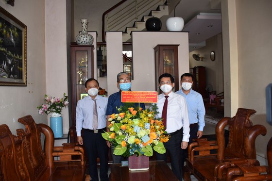 Lãnh đạo TPHCM thăm, chúc mừng các nhà giáo tiêu biểu ảnh 2