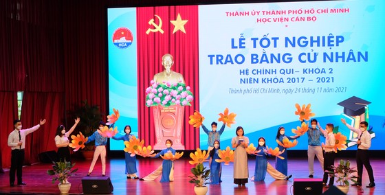 Học viện Cán bộ TPHCM trao bằng cử nhân cho gần 900 sinh viên ảnh 1