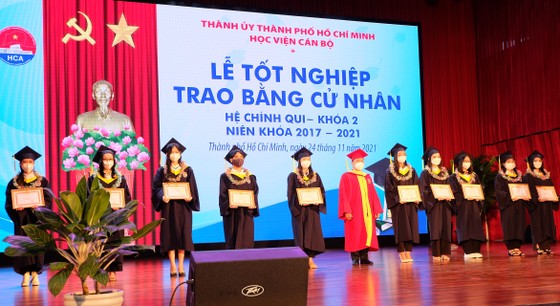 Học viện Cán bộ TPHCM trao bằng cử nhân cho gần 900 sinh viên ảnh 3