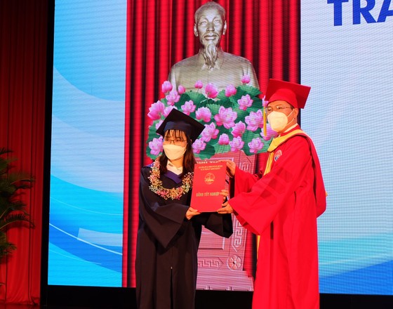 Học viện Cán bộ TPHCM trao bằng cử nhân cho gần 900 sinh viên ảnh 2