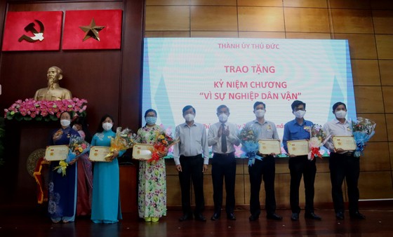 Tuyên dương 106 tập thể, 89 cá nhân điển hình 'Dân vận khéo' cấp TP Thủ Đức năm 2021 ảnh 2