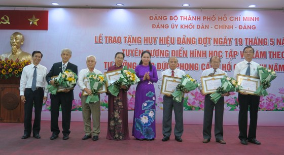 Chủ tịch UBND TPHCM Phan Văn Mãi trao Huy hiệu Đảng cho các đảng viên cao tuổi đảng tại quận 7 ảnh 7