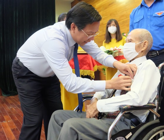Chủ tịch UBND TPHCM Phan Văn Mãi trao Huy hiệu Đảng cho các đảng viên cao tuổi đảng tại quận 7 ảnh 2