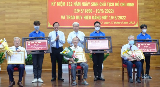 Chủ tịch UBND TPHCM Phan Văn Mãi trao Huy hiệu Đảng cho các đảng viên cao tuổi đảng tại quận 7 ảnh 1