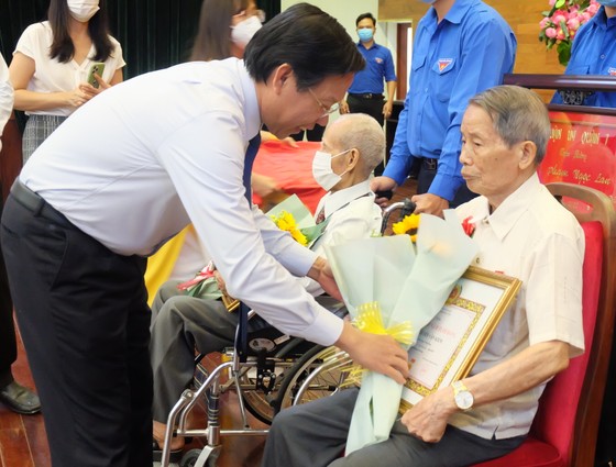 Chủ tịch UBND TPHCM Phan Văn Mãi trao Huy hiệu Đảng cho các đảng viên cao tuổi đảng tại quận 7 ảnh 3
