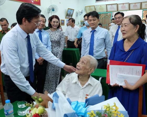 Chủ tịch UBND TPHCM Phan Văn Mãi trao Huy hiệu Đảng cho các đảng viên cao tuổi đảng tại quận 7 ảnh 5