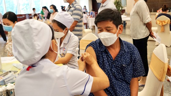 Tiêm vaccine mũi tăng cường cho đại biểu dự Hội nghị lần thứ 15 Ban Chấp hành Đảng bộ TPHCM ảnh 1