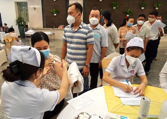 Tiêm vaccine mũi tăng cường cho đại biểu dự Hội nghị lần thứ 15 Ban Chấp hành Đảng bộ TPHCM ảnh 2