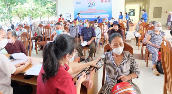 Khám bệnh, tặng quà cho 220 người dân khó khăn tại TP Thủ Đức ảnh 2