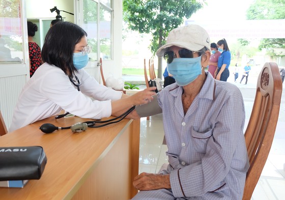 Khám bệnh, tặng quà cho 220 người dân khó khăn tại TP Thủ Đức ảnh 3