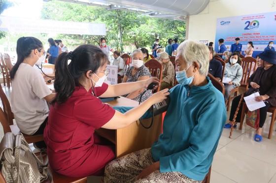 Khám bệnh, tặng quà cho 220 người dân khó khăn tại TP Thủ Đức ảnh 4