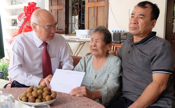 Chủ tịch UBND TPHCM Phan Văn Mãi thăm các gia đình chính sách ở quận 5 ảnh 7