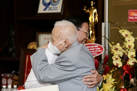Bí thư Thành ủy TPHCM trao Huy hiệu 75 năm tuổi Đảng cho đồng chí Phan Minh Tánh ảnh 5