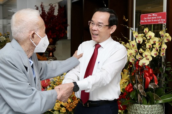 Bí thư Thành ủy TPHCM trao Huy hiệu 75 năm tuổi Đảng cho đồng chí Phan Minh Tánh ảnh 1