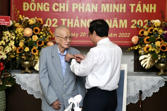 Bí thư Thành ủy TPHCM trao Huy hiệu 75 năm tuổi Đảng cho đồng chí Phan Minh Tánh ảnh 2