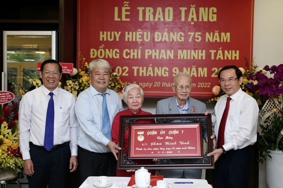 Bí thư Thành ủy TPHCM trao Huy hiệu 75 năm tuổi Đảng cho đồng chí Phan Minh Tánh ảnh 6