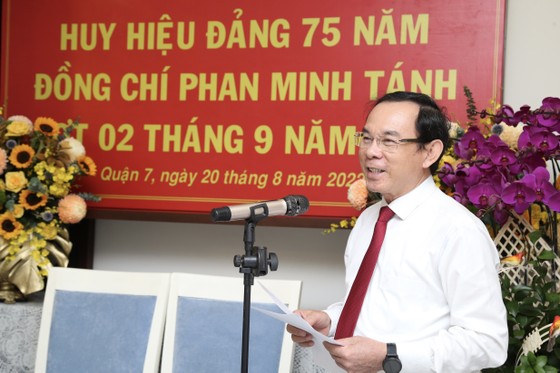 Bí thư Thành ủy TPHCM trao Huy hiệu 75 năm tuổi Đảng cho đồng chí Phan Minh Tánh ảnh 3