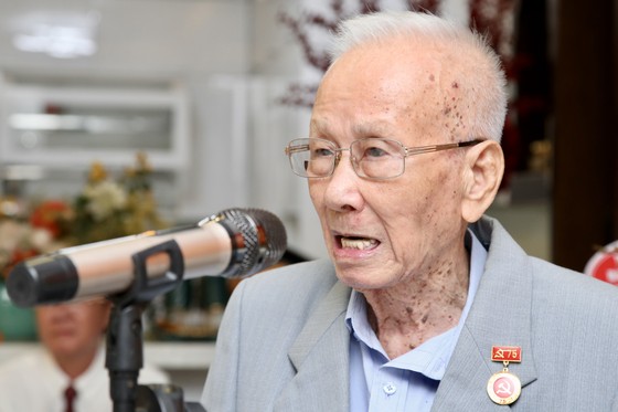 Bí thư Thành ủy TPHCM trao Huy hiệu 75 năm tuổi Đảng cho đồng chí Phan Minh Tánh ảnh 4