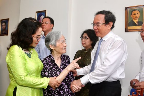Đoàn lãnh đạo TPHCM dâng hương cố Tổng Bí thư Lê Hồng Phong ảnh 2