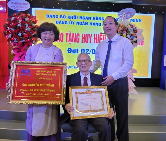 Đảng viên Đảng bộ Khối Ngân hàng TPHCM nhận Huy hiệu 75 năm tuổi Đảng ảnh 1