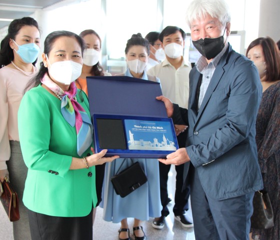 Đoàn đại biểu HĐND TPHCM thăm cán bộ, nhân viên Đại sứ quán Việt Nam tại Hàn Quốc ảnh 3