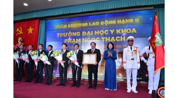 Trường Đại học Y khoa Phạm Ngọc Thạch đón nhận Huân chương Lao động hạng Nhì ảnh 1