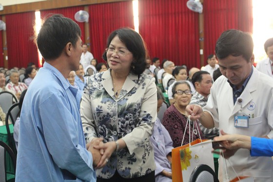 Phó Chủ tịch nước Đặng Thị Ngọc Thịnh thăm, chúc tết bệnh nhân nghèo ảnh 2
