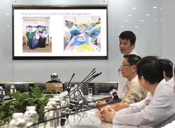 Chủ tịch UBND TPHCM Nguyễn Thành Phong thăm, động viên bệnh nhân phi công người Anh ảnh 3
