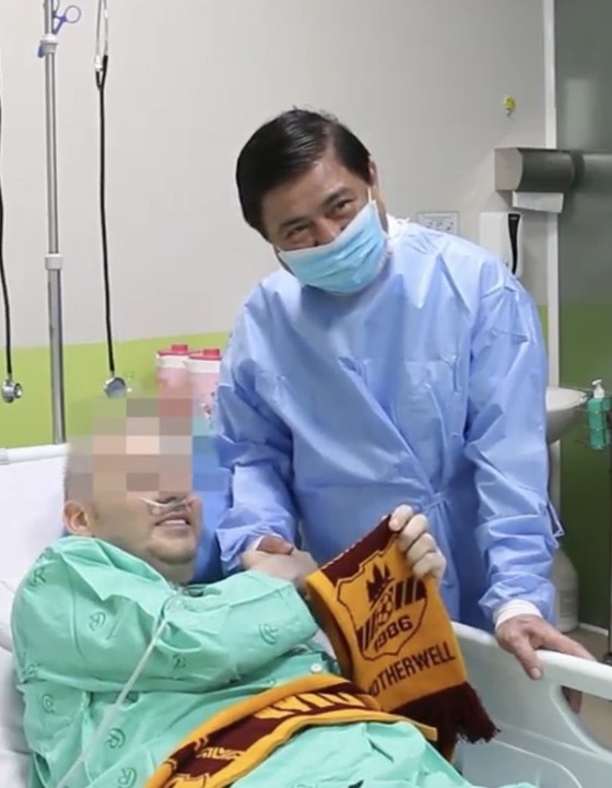 Chủ tịch UBND TPHCM Nguyễn Thành Phong thăm, động viên bệnh nhân phi công người Anh ảnh 2