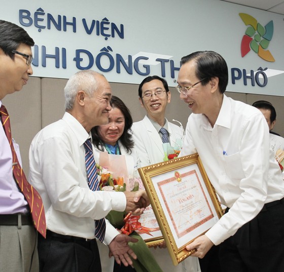 Phó Chủ tịch UBND TPHCM Lê Thanh Liêm thăm 2 bé Trúc Nhi và Diệu Nhi ảnh 3