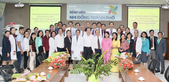 Phó Chủ tịch UBND TPHCM Lê Thanh Liêm thăm 2 bé Trúc Nhi và Diệu Nhi ảnh 7