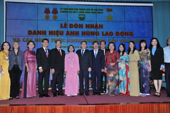 Trường Đại học Y khoa Phạm Ngọc Thạch đón nhận danh hiệu Anh hùng Lao động thời kỳ đổi mới ảnh 1