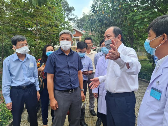 Thứ trưởng Nguyễn Trường Sơn chúc tết Bệnh viện Bệnh lý hô hấp cấp tính Củ Chi ảnh 1