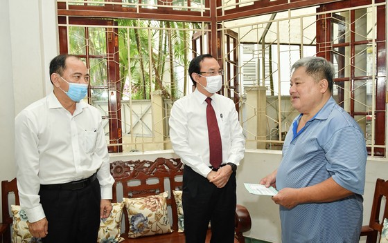 Bí thư Thành ủy TPHCM Nguyễn Văn Nên thăm, chúc mừng thầy thuốc và gia đình thầy thuốc tiêu biểu ảnh 1