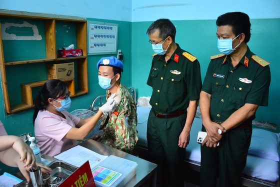 64 cán bộ, chiến sĩ Bệnh viện Dã chiến 2.3 tiêm vaccine Covid-19 trước khi lên đường đến Nam Sudan ảnh 1