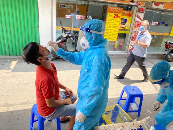 Trường hợp nghi ngờ ở quận Phú Nhuận âm tính với SARS-CoV-2 ảnh 2