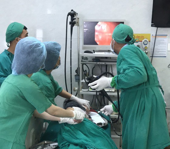 Bắt chước ảo thuật gia nuốt đồng xu, bé trai 8 tuổi suýt nghẹt thở ảnh 1
