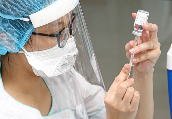 Chủ tịch UBND TPHCM Nguyễn Thành Phong kiểm tra công tác tiêm chủng vaccine Covid-19 ảnh 1