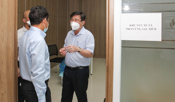 Chủ tịch UBND TPHCM Nguyễn Thành Phong kiểm tra công tác tiêm chủng vaccine Covid-19 ảnh 2