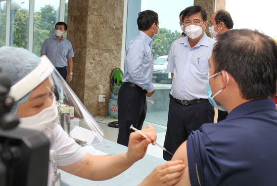Chủ tịch UBND TPHCM Nguyễn Thành Phong kiểm tra công tác tiêm chủng vaccine Covid-19 ảnh 3