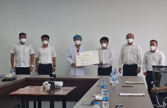 Chương trình 'Cùng Tuổi Trẻ chống dịch Covid-19' trao tặng thiết bị y tế cho Bệnh viện điều trị Covid-19 An Bình ảnh 1