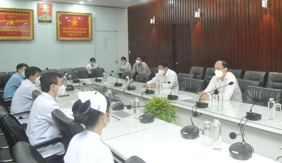 Phó Bí thư Thành ủy TPHCM Nguyễn Hồ Hải thăm, động viên y bác sĩ Bệnh viện Chợ Rẫy ảnh 1