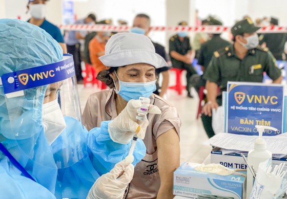 Tuần này, có thêm 3 lô vaccine Covid-19 số lượng lớn của AstraZeneca về Việt Nam  ​ ảnh 2