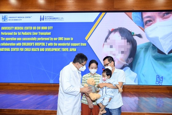 Bệnh nhi 2 tuổi được ghép gan thành công từ lá gan của người cha ảnh 1