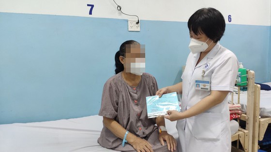 Phối hợp 7 chuyên khoa cứu sống bệnh nhân bị áp xe phần phụ kèm nhiều bệnh lý nặng ảnh 1