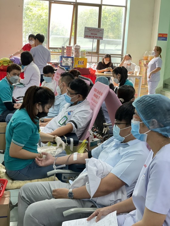 Hơn 140 cán bộ, nhân viên y tế Bệnh viện Nguyễn Tri Phương tham gia hiến máu cứu người ảnh 1